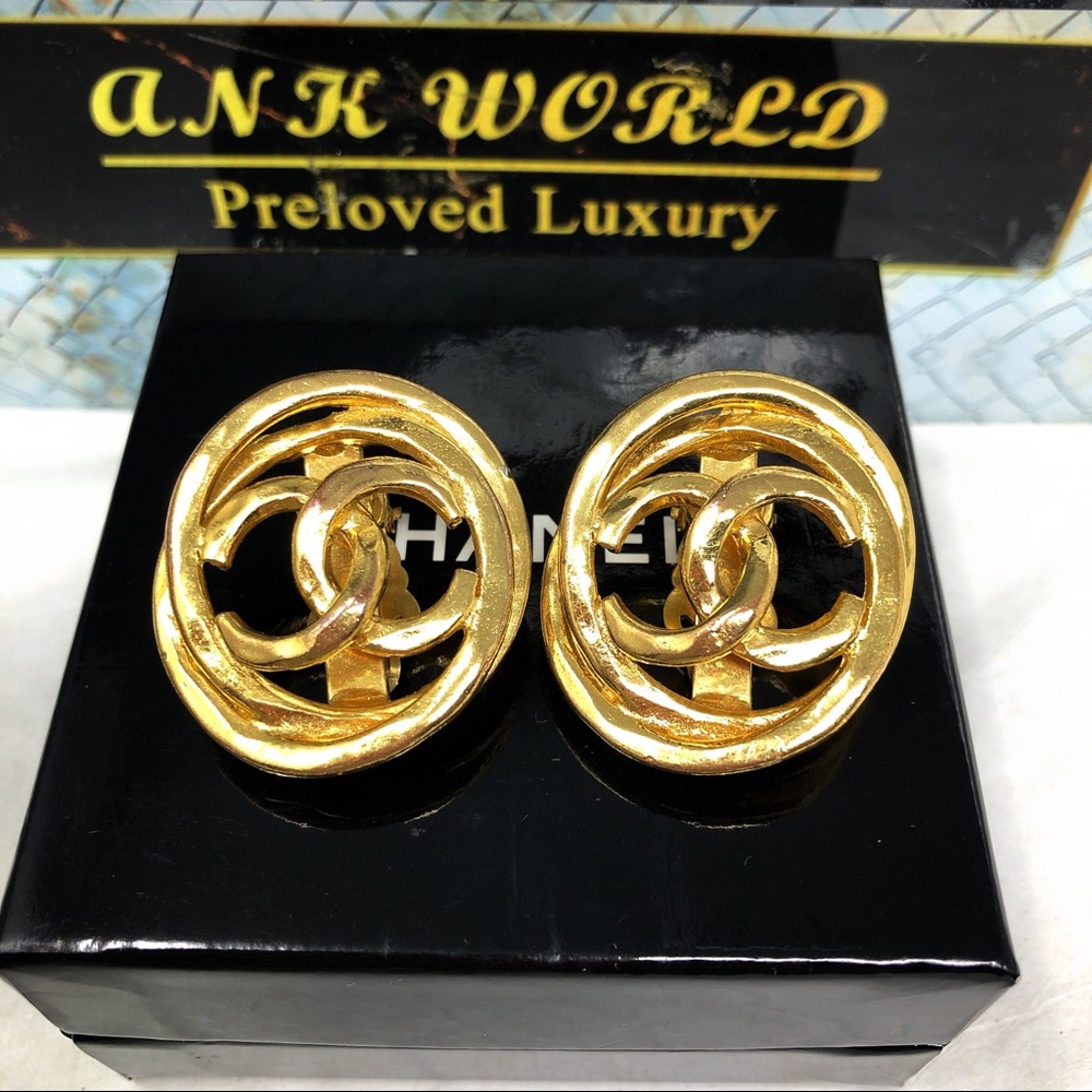 Chanel Gold Vintage round clip on CC earrings